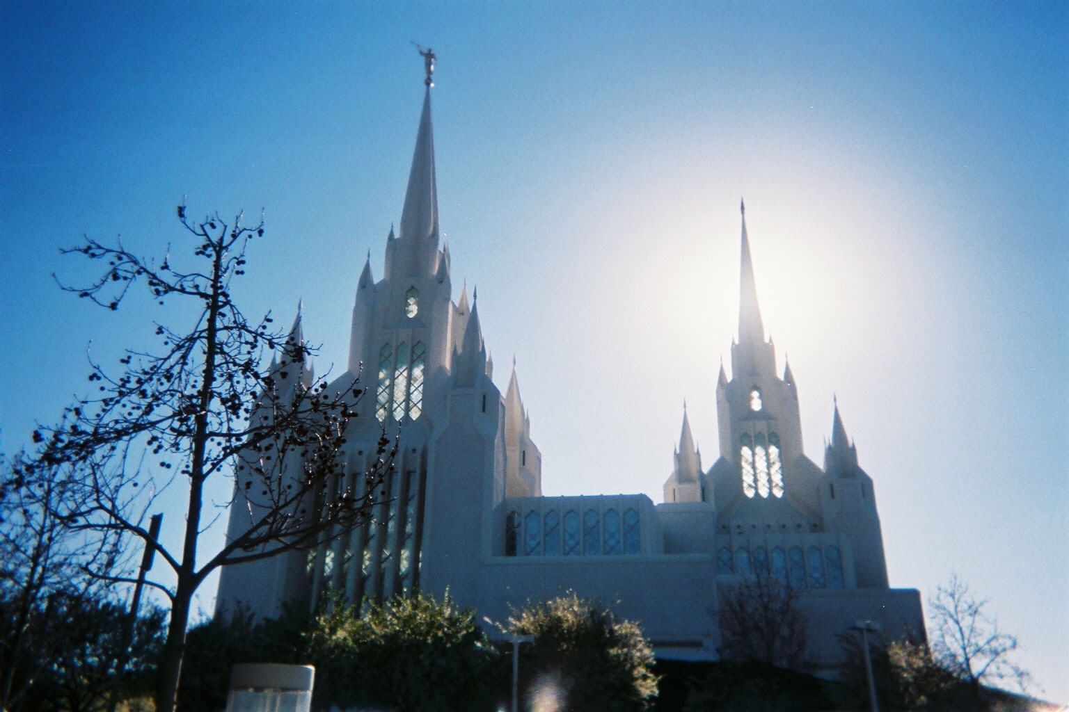 ca_feb_2004_sun_behind_mormon_temple.jpg